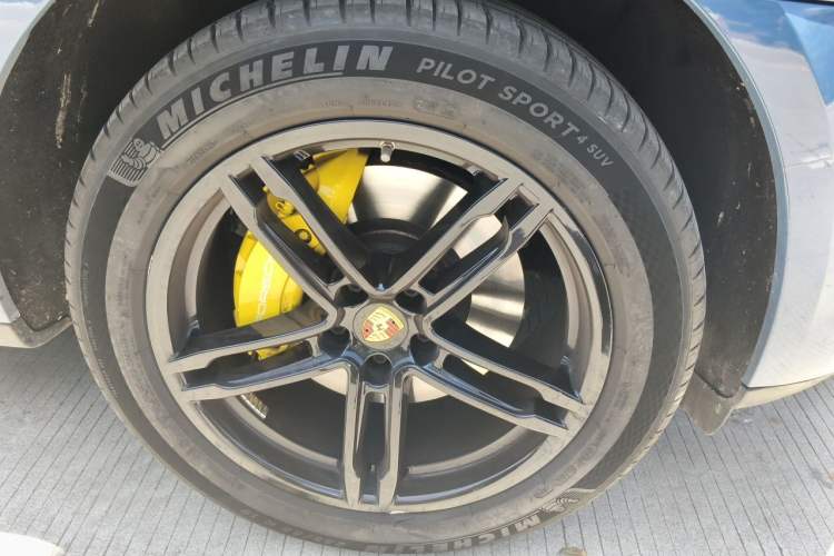 Used Porsche Macan 2022 Macan 2.0T Right Front Wheel Hub