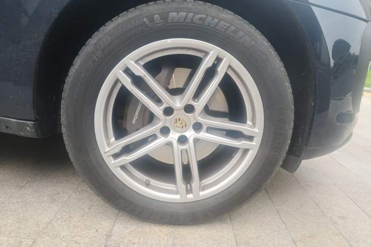 Used Porsche Macan 2022 Macan 2.0T Right Front Wheel Hub