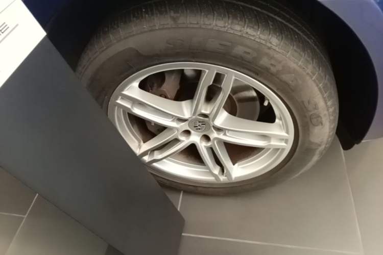 Used Porsche Macan 2022 Macan 2.0T Right Front Wheel Hub