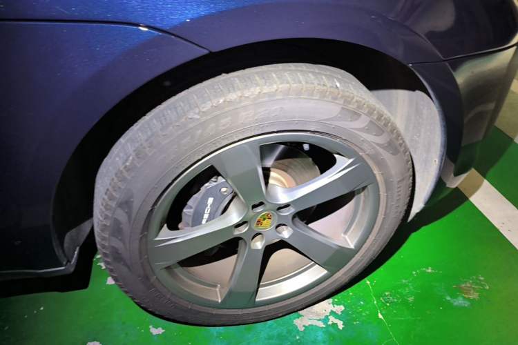 Used Porsche Macan 2022 Macan 2.0T Right Front Wheel Hub