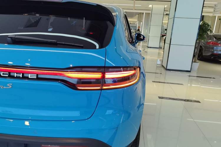 Used Porsche Macan 2022 Macan 2.0T Right Rear Taillight