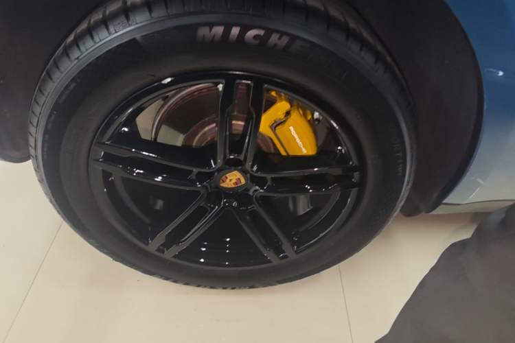 Used Porsche Macan 2022 Macan 2.0T Right Rear Wheel Hub