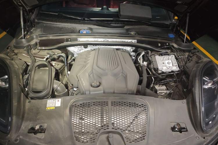 Used Porsche Macan 2022 Macan 2.0T Engine Bay