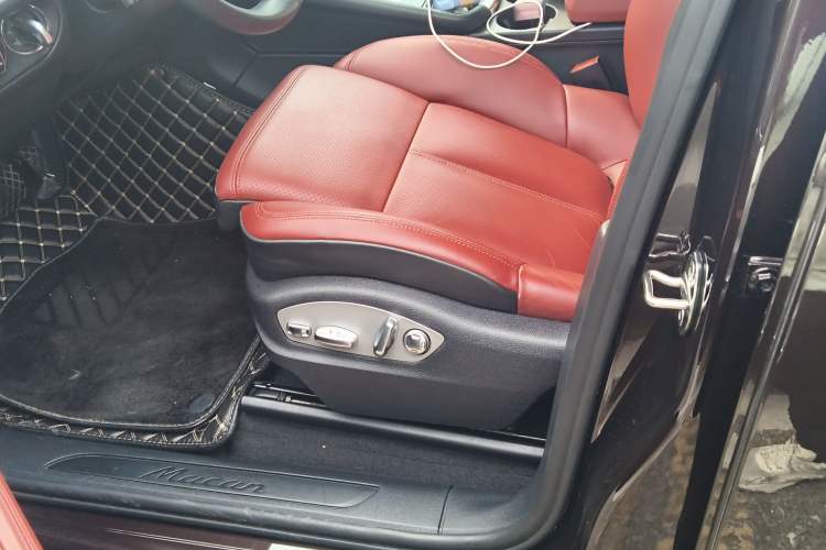 Used Porsche Macan 2022 Macan 2.0T Left Front Seat
