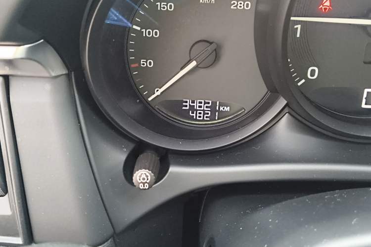 Used Porsche Macan 2022 Macan 2.0T Odometer Close Up