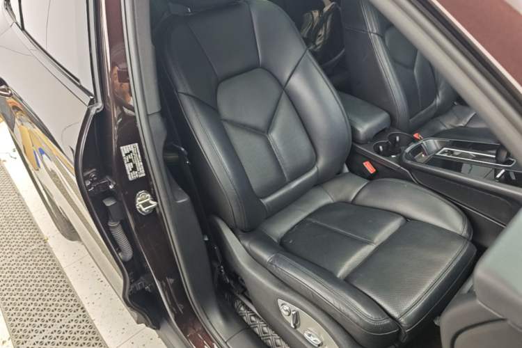 Used Porsche Macan 2022 Macan 2.0T Right Front Seat