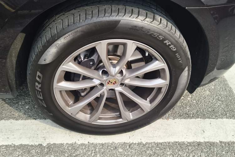 Used Porsche Macan 2022 Macan 2.0T Right Front Wheel Hub