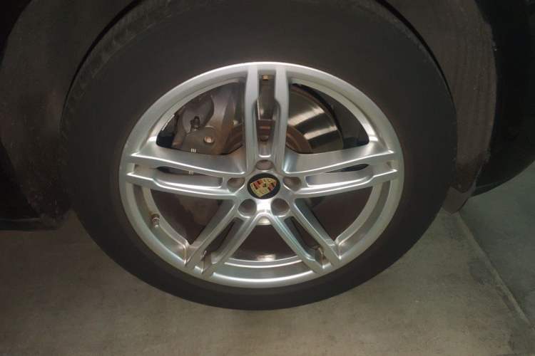 Used Porsche Macan 2022 Macan 2.0T Right Front Wheel Hub