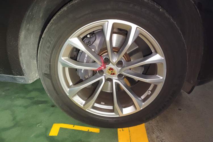 Used Porsche Macan 2022 Macan 2.0T Right Front Wheel Hub
