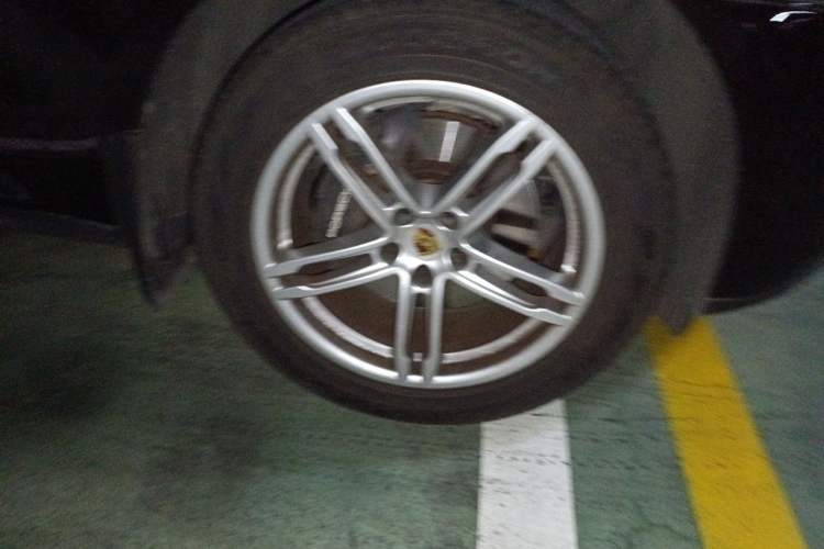 Used Porsche Macan 2022 Macan 2.0T Right Front Wheel Hub