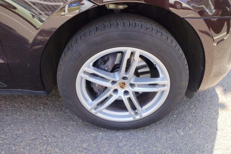 Used Porsche Macan 2022 Macan 2.0T Right Front Wheel Hub