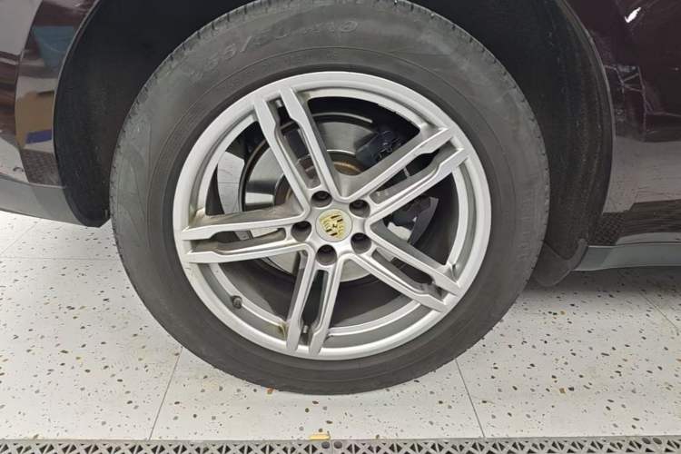 Used Porsche Macan 2022 Macan 2.0T Right Rear Wheel Hub