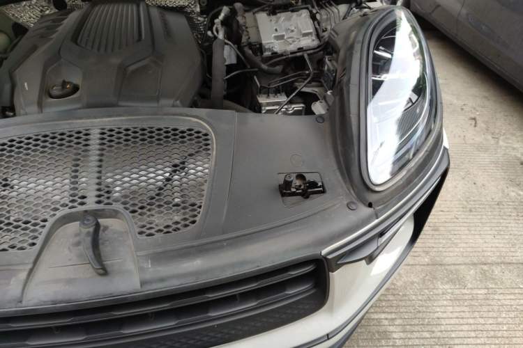 Used Porsche Macan 2022 Macan T 2.0T Engine Bay Left