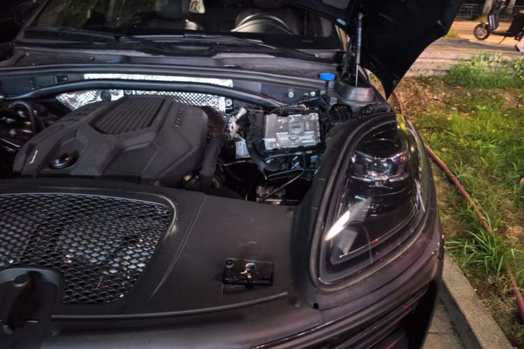 Used Porsche Macan 2022 Macan 2.0T Engine Bay Left