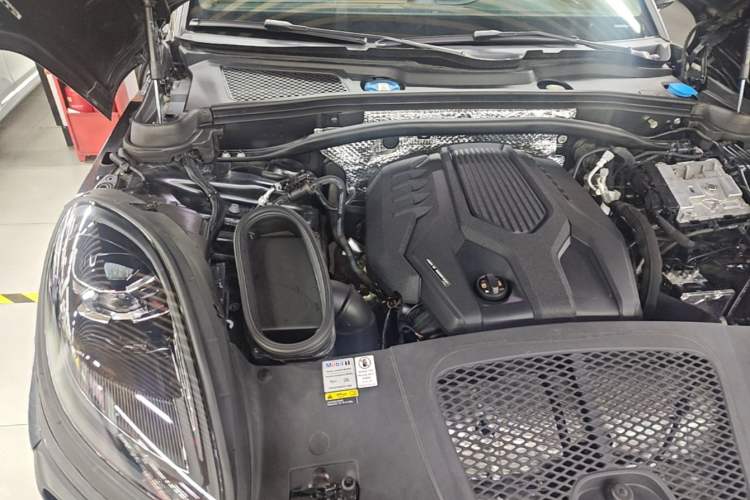 Used Porsche Macan 2022 Macan 2.0T Engine Bay Right