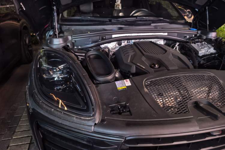 Used Porsche Macan 2022 Macan 2.0T Engine Bay Right