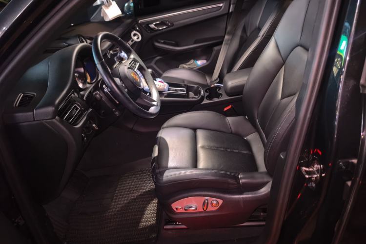 Used Porsche Macan 2022 Macan 2.0T Left Front Seat