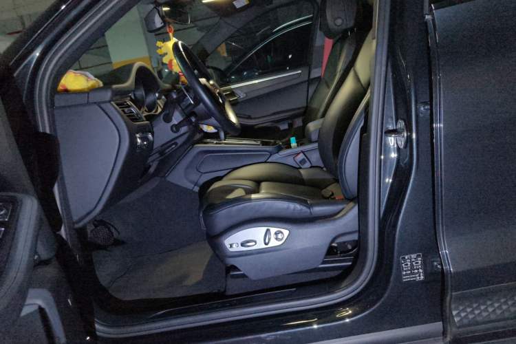 Used Porsche Macan 2022 Macan 2.0T Left Front Seat
