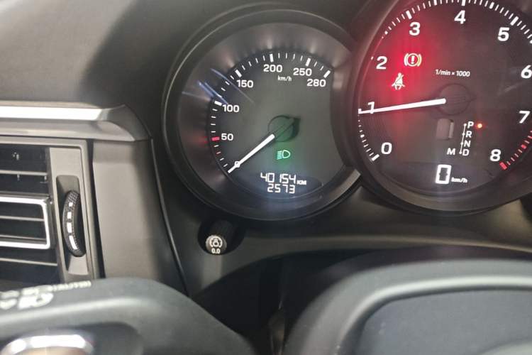Used Porsche Macan 2022 Macan 2.0T Odometer Close Up