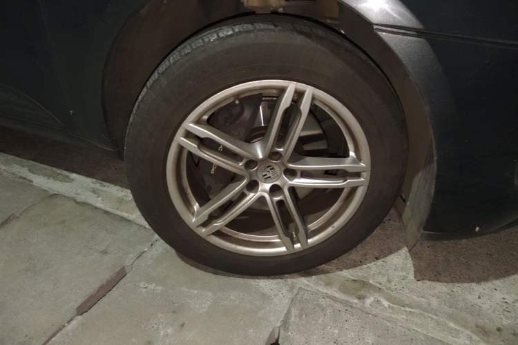 Used Porsche Macan 2022 Macan 2.0T Right Front Wheel Hub