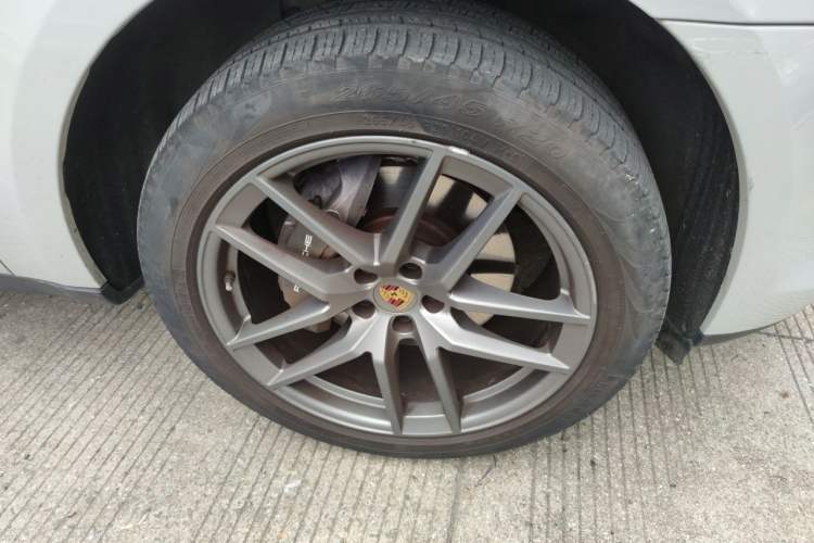 Used Porsche Macan 2022 Macan T 2.0T Right Front Wheel Hub