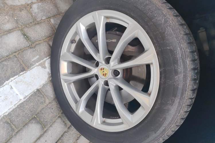 Used Porsche Macan 2022 Macan 2.0T Right Front Wheel Hub