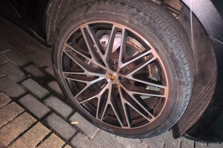 Used Porsche Macan 2022 Macan 2.0T Right Front Wheel Hub