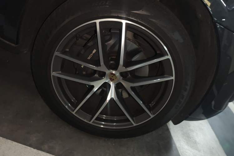 Used Porsche Macan 2022 Macan 2.0T Right Front Wheel Hub