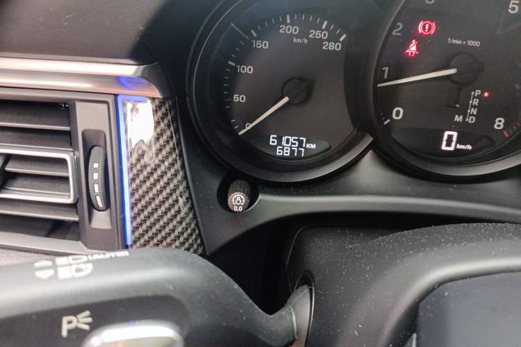 Used Porsche Macan 2022 Macan 2.0T Odometer Close Up
