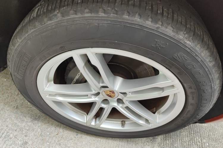Used Porsche Macan 2022 Macan 2.0T Right Front Wheel Hub