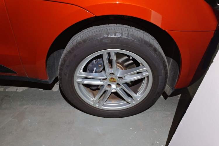 Used Porsche Macan 2022 Macan 2.0T Right Front Wheel Hub