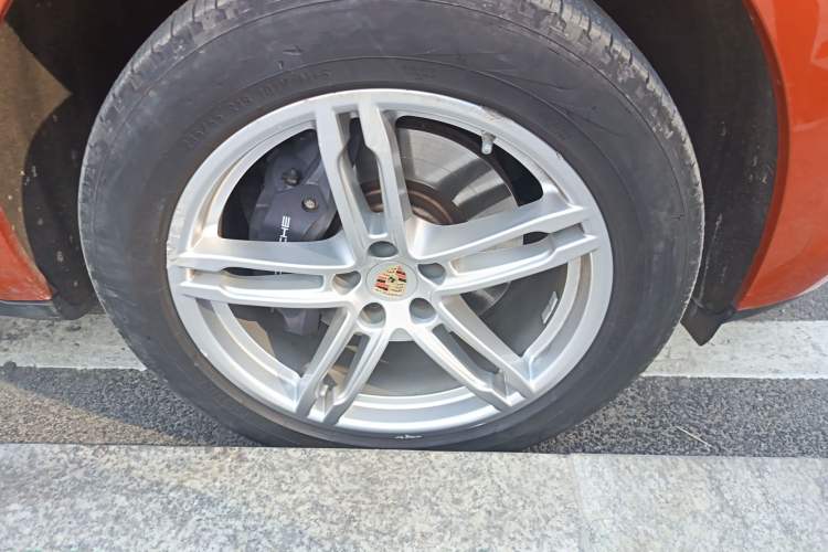 Used Porsche Macan 2022 Macan 2.0T Right Front Wheel Hub