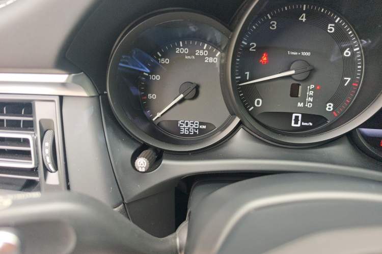 Used Porsche Macan 2022 Macan 2.0T Odometer Close Up