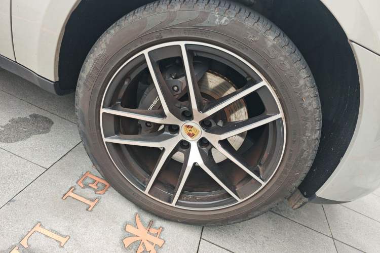 Used Porsche Macan 2022 Macan 2.0T Right Front Wheel Hub