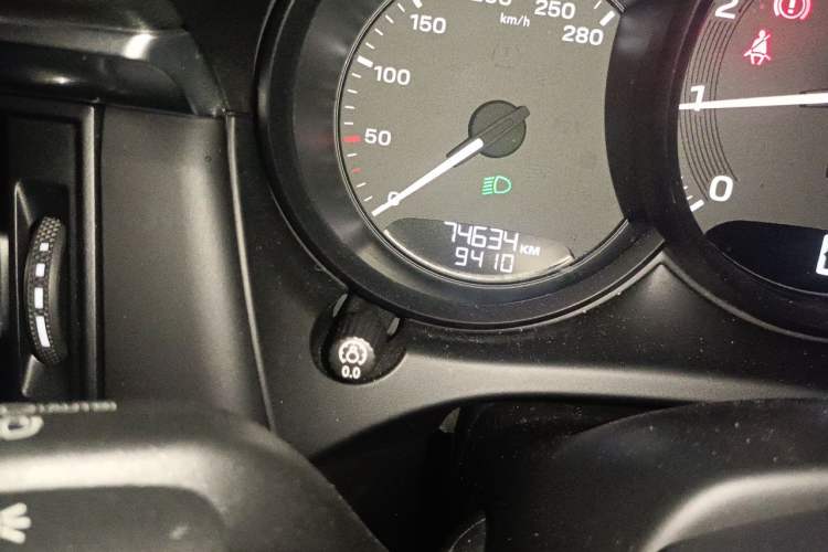 Used Porsche Macan 2022 Macan 2.0T Odometer Close Up