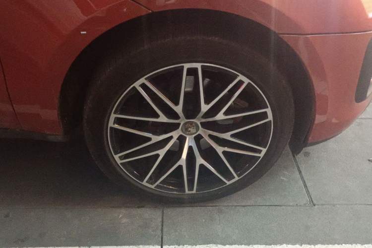 Used Porsche Macan 2022 Macan 2.0T Right Front Wheel Hub