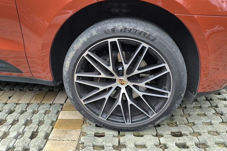 Used Porsche Macan 2022 Macan 2.0T Right Front Wheel Hub