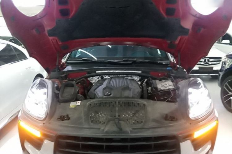 Used Porsche Macan 2022 Macan 2.0T Engine Bay