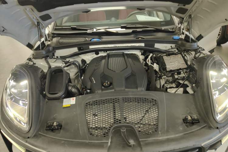 Used Porsche Macan 2022 Macan 2.0T Engine Bay