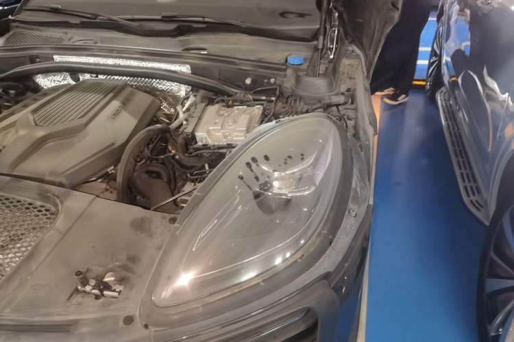 Used Porsche Macan 2022 Macan 2.0T Engine Bay Left