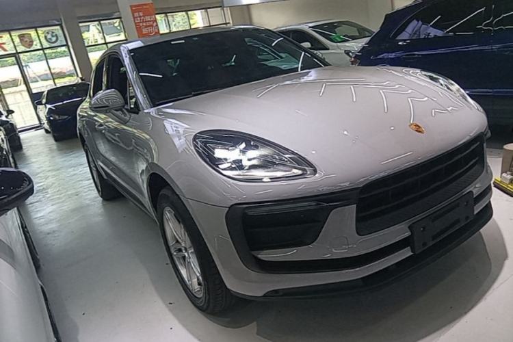 Used Porsche Macan 2022 Macan 2.0T Front Right 45 Deg