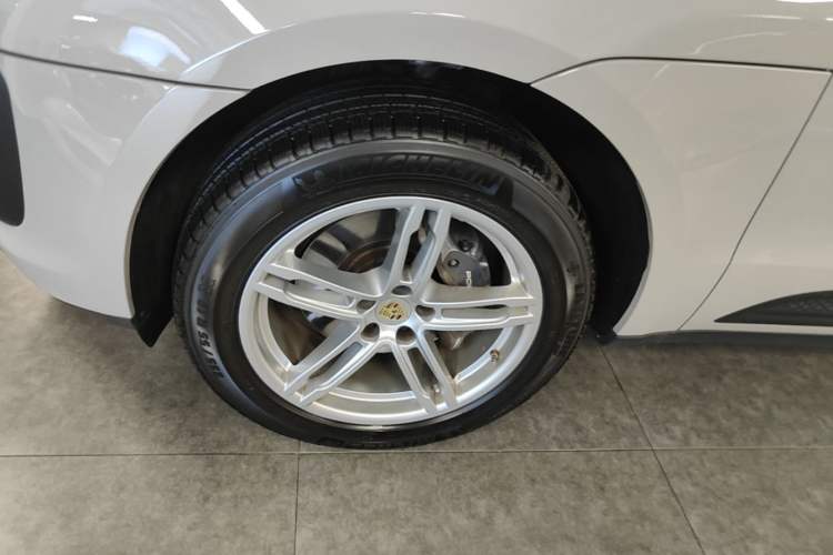 Used Porsche Macan 2022 Macan 2.0T Left Front Wheel Hub