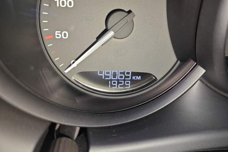 Used Porsche Macan 2022 Macan 2.0T Odometer Close Up