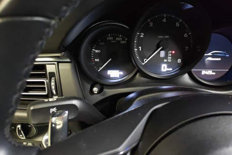Used Porsche Macan 2022 Macan 2.0T Odometer Close Up