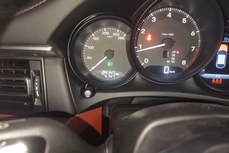 Used Porsche Macan 2022 Macan 2.0T Odometer Close Up