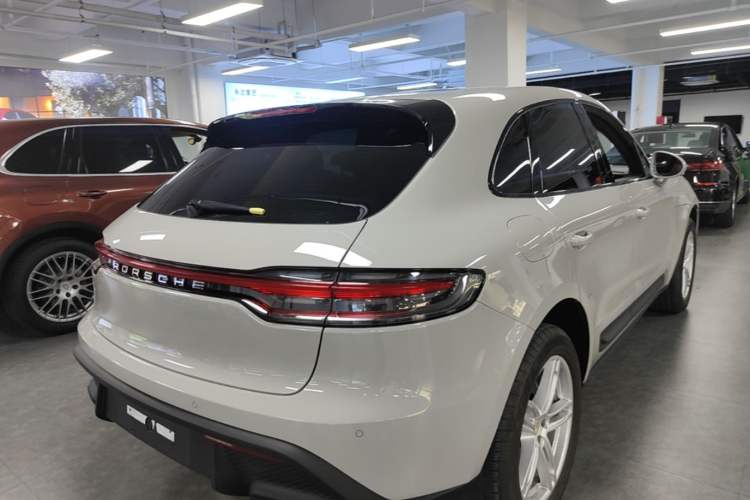 Used Porsche Macan 2022 Macan 2.0T Rear Right 45 Deg