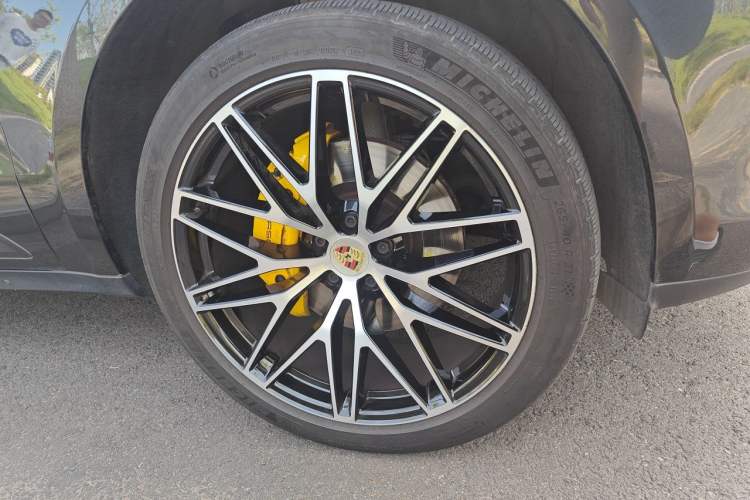 Used Porsche Macan 2022 Macan 2.0T Right Front Wheel Hub