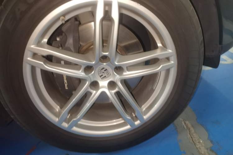 Used Porsche Macan 2022 Macan 2.0T Right Front Wheel Hub