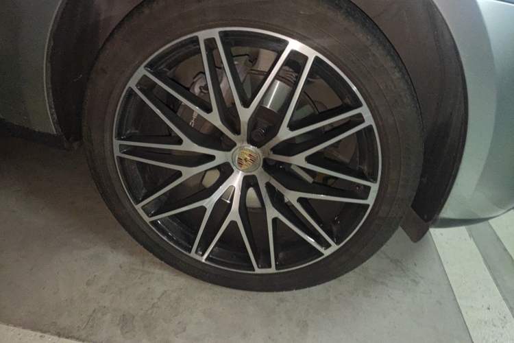 Used Porsche Macan 2022 Macan 2.0T Right Front Wheel Hub