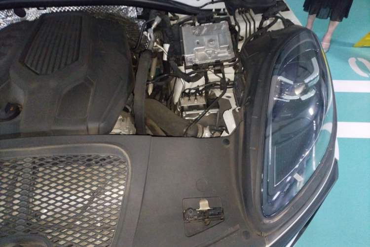 Used Porsche Macan 2022 Macan 2.0T Engine Bay Left